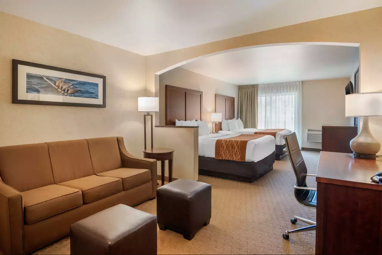 double queen guestroom suite